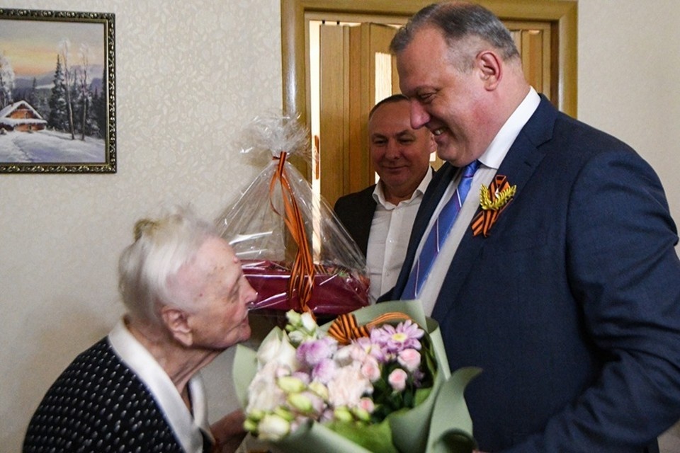    Глава Донецка поздравил с Днем Победы ветерана Анну Антоненко. Фото: Администрация Донецка