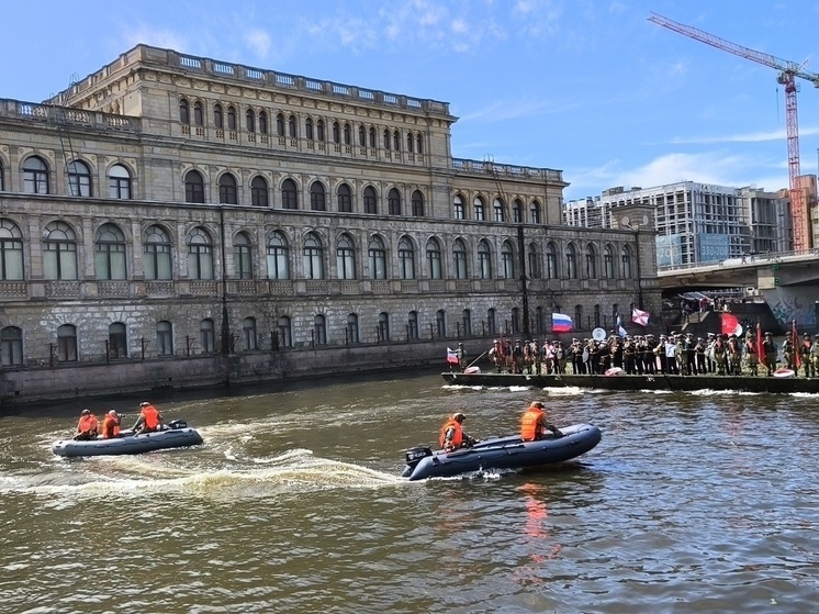     Калининградцы аплодировали «Парому Победы». Фото: пресс-служба Балтфлота.