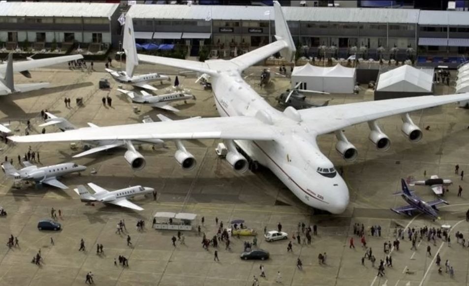 Ан-225 на фоне других самолётов. Изображение взято из общедоступных источников интернет 