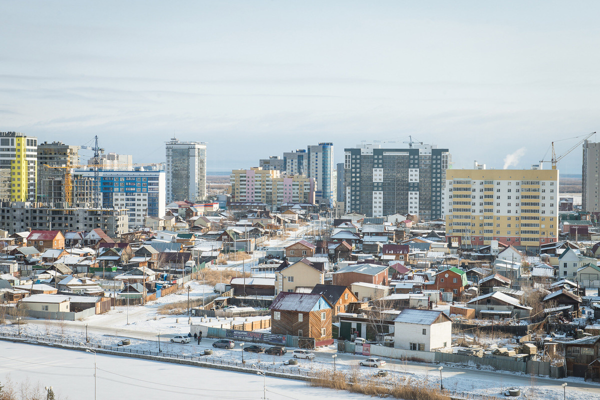 В городе строят много нового жилья, школы и детские сады, ведь уже не первое десятилетие население Якутска с каждым годом только увеличивается. Фото: Якупова Инна / Wikimedia