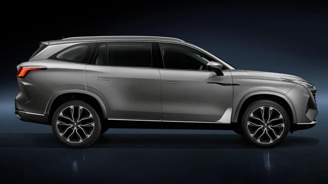 Май 2026 года выдался на редкость насыщенным на автомобильные события. От возрождения легендарных советских брендов до дебюта премиальных новинок — вот главное, что произошло на российском авторынке за последние семь дней.