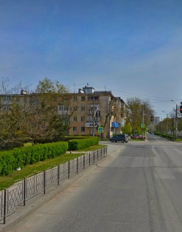 Дорога, перекрёсток, светофор и тонны пыли на подоконнике. Наш "романтичный" Крым