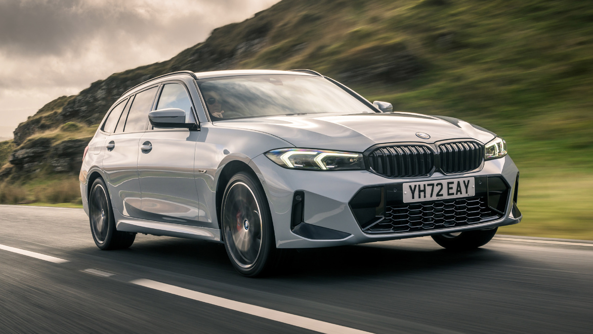 BMW 3 Series — это один из самых узнаваемых и «эталонных» спортивных седанов в мире. В тестах автомобильных изданий его часто называют машиной, которая совмещает комфорт бизнес-класса и характер настоящего драйверского авто.