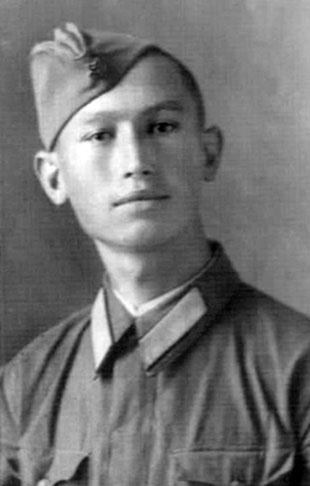 А. Алексеев, курсант авиашколы. Телави, 1941.