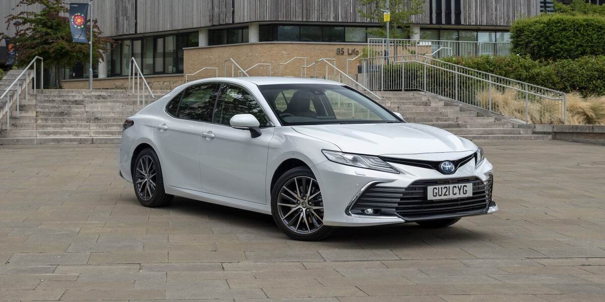 Toyota Camry уже много лет считается одним из самых популярных седанов бизнес-класса.
Автомобиль сочетает комфорт, надёжность и современный дизайн, благодаря чему остаётся любимцем миллионов водителей по всему миру.