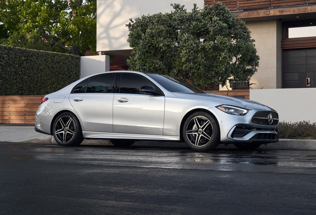 Mercedes-Benz C-Class нового поколения стал ещё ближе к флагманскому S-Class.
Автомобиль сочетает роскошный интерьер, современные технологии и высокий уровень комфорта, оставаясь одним из самых популярных премиальных седанов в мире.
