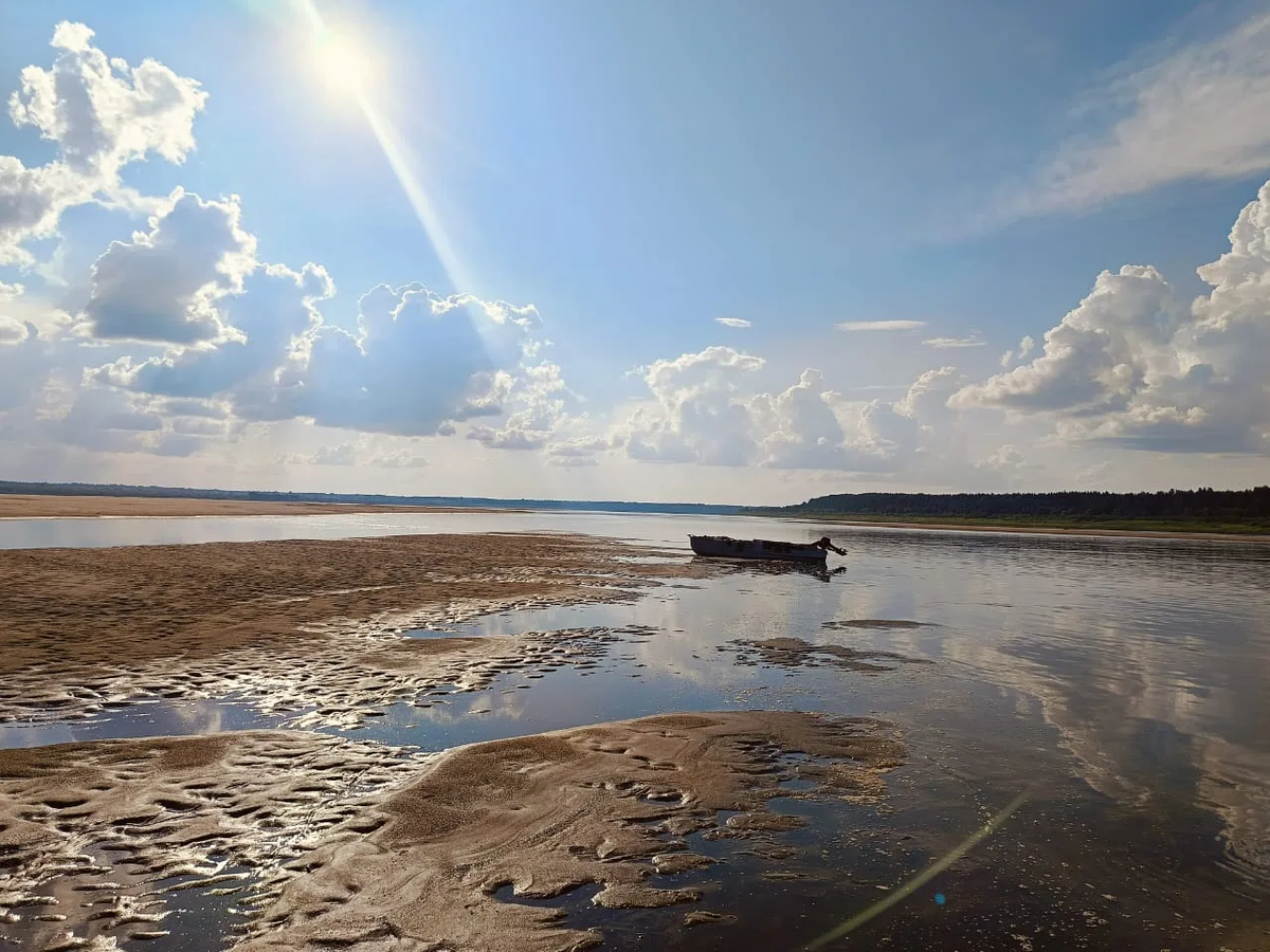 Фото личный архив р. Двина / Лодка на острове