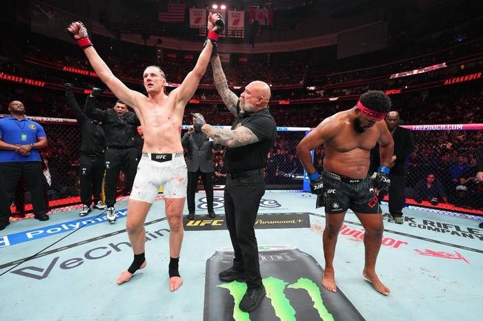Волков победил Кортеса-Акосту. Обложка © Telegram / UFC Eurasia