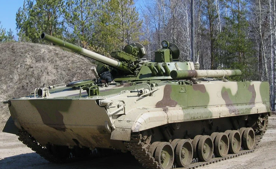 БМП-3: зачем в легкую машину запихнули сразу три пушки разного калибра