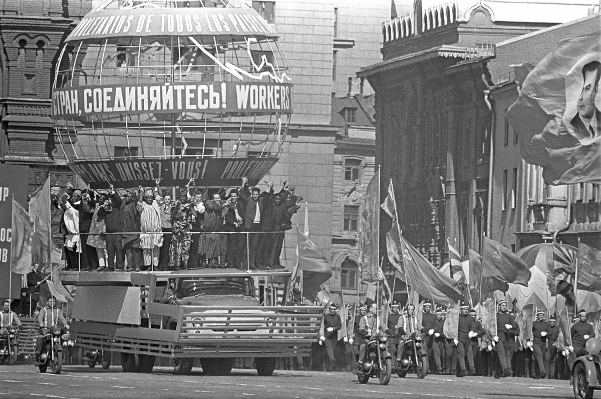 Как в и почему в СССР праздновали Первомай: история самого мирного и созидательного праздника