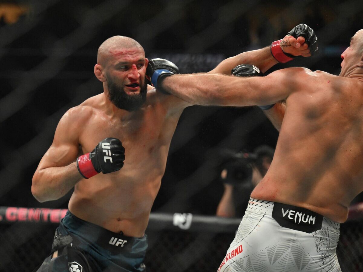    Хамзат Чимаев и Шон Стрикленд в бою на UFC 328 | © John Jones