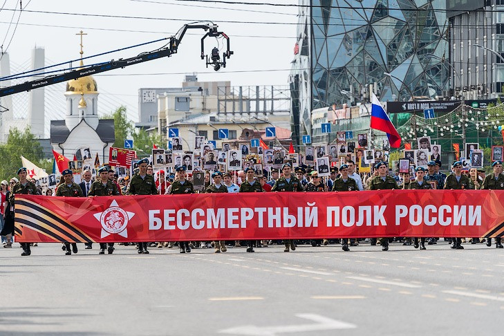 9 мая 2026 года. Новосибирск. Бессмертный полк уходит в Рай …В центре Новосибирска, на Площади Ленина собралось 100 тысяч человек, чтобы отдать дань памяти великому подвигу советского народа в годы Великой Отечественной войны. Посмотреть парад пришло 30 тысяч человек, в рядах БЕССМЕРТНОГО ПОЛКА РОССИИ прошло 75 тысяч жителей Новосибирска и Новосибирской области. Многие сибиряки несли в руках сразу несколько портретов своих родных и близких … На многих из них были совсем свежие даты … 2022, 2023, 2024, 2025, 2026 … СПАСИБО ДЕДУ ЗА ПОБЕДУ! А СЫНУ ЗА ЖИЗНЬ! 