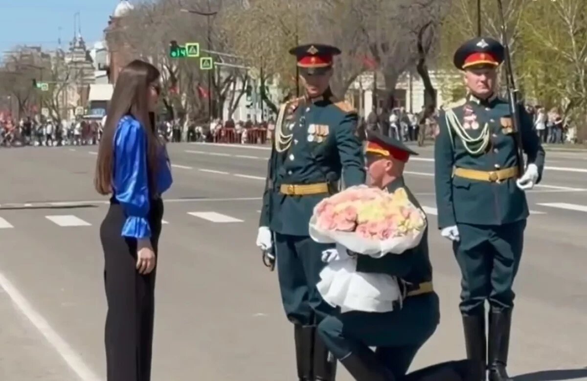    В Благовещенске курсант сделал предложение девушке на Параде Победы
