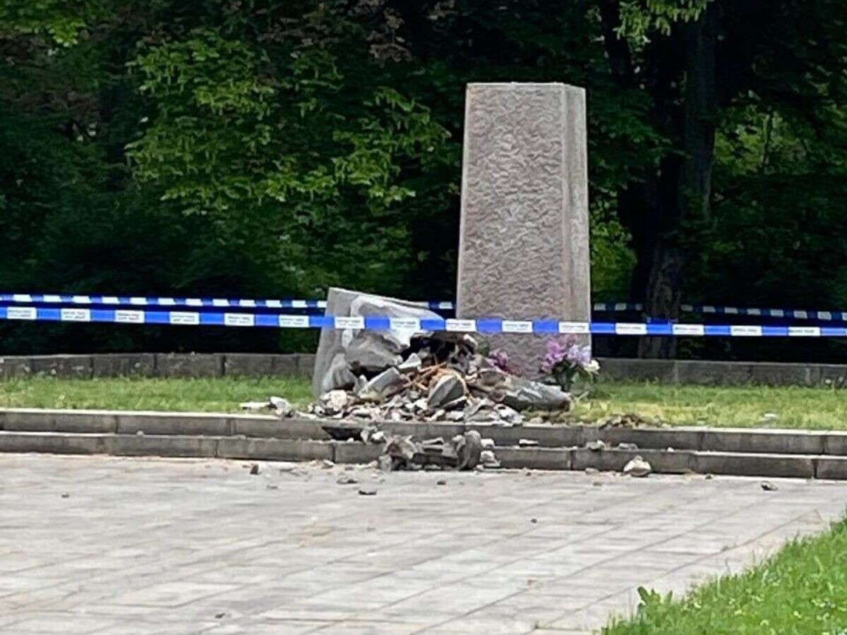    Неизвестные варвары разбили памятник советскому солдату в Теплице | © РИА Новости