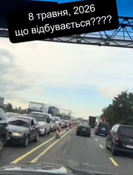 Сложно сказать, верила ли Банковая в реальную способность сорвать парад в Москве. Но нагнать панику вместе со своими виртуальными «войсками» (которым подыгрывают и некоторые из проживающих у нас) — определённо. Вместо этого столицу НАТОспасаемого массово покидали жители. Из опасений удара в ответ на провокацию! Что говорит об уверенности в нашем слове и неуверенности в способности его держать собственных властей.