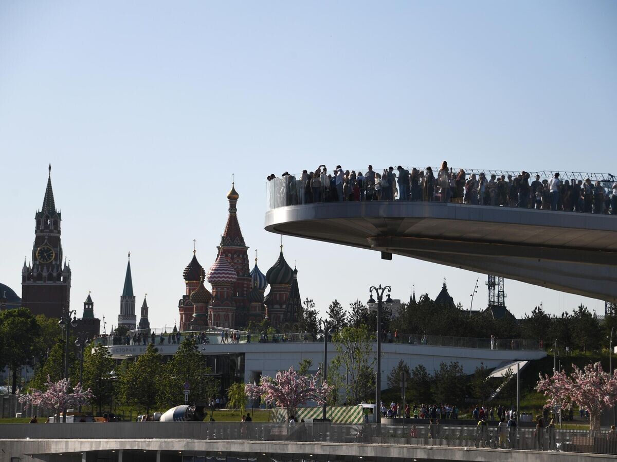    Посетители на "Парящем" мосту в природно-ландшафтном парке "Зарядье" в Москве | © РИА Новости / Григорий Сысоев