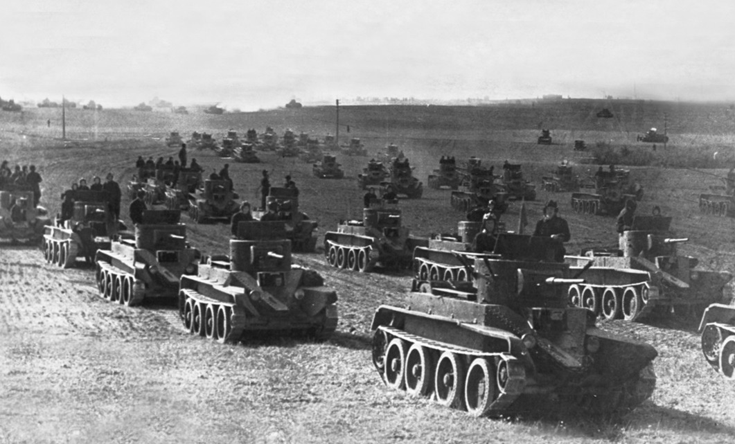 Танки БТ-5 на маневрах РККА в 1935 году.