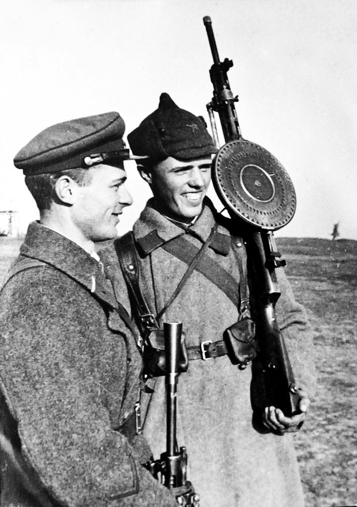 Бойцы РККА с пулеметом ДП-27, 1930-е гг.