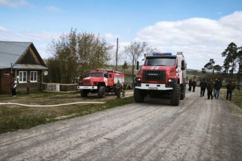    На месте работают более 60 спасателей и 17 единиц техники. Фото: Валентина Суровцева