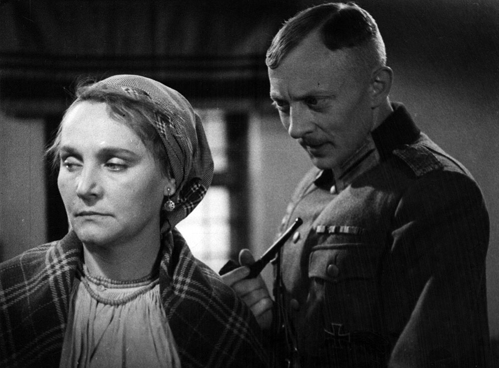 Кадр из фильма «Радуга» (1943). https://csdfmuseum.ru/  Изображения немецкой формы, равно, как упоминания имён и терминов, связанных с эпохой гитлеризма, применены к статье о советском фильме и не являются пропагандой вражеской идеологии.