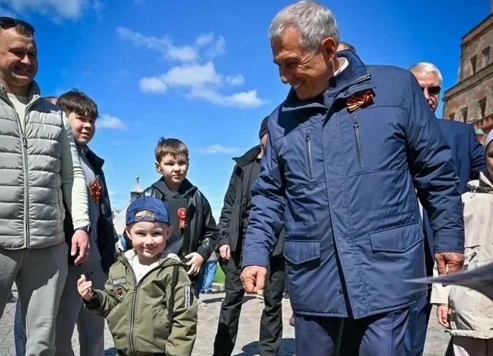    Глава Татарстана пригласил мальчика на матч хоккейного клуба. Фото: официальный канал Рустама Минниханова