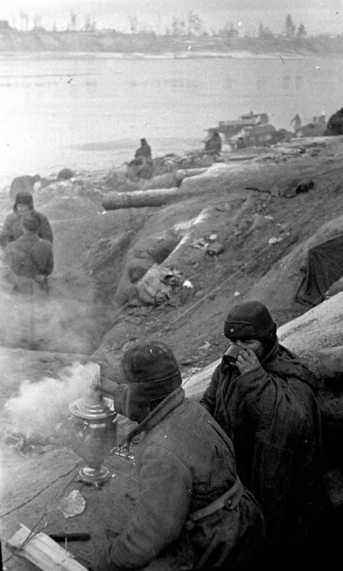 Чаепитие на передовой в минуты затишья. Ленинградский фронт, район Невской Дубровки, ноябрь 1941 года. Фотография Всеволода Тарасевича