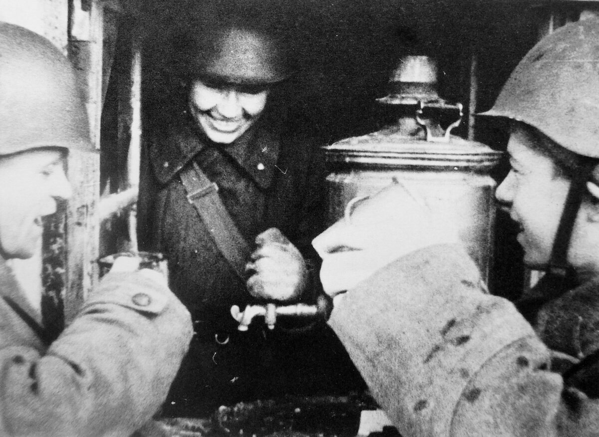 Красноармейцы пьют чай у самовара в Сталинграде, 1943 год. Кадр из кинохроники