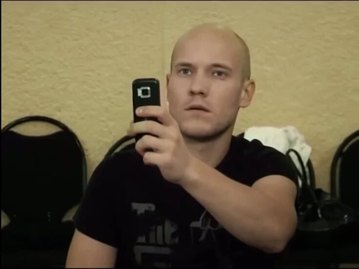 Воображает, будто в руке новый Motorola