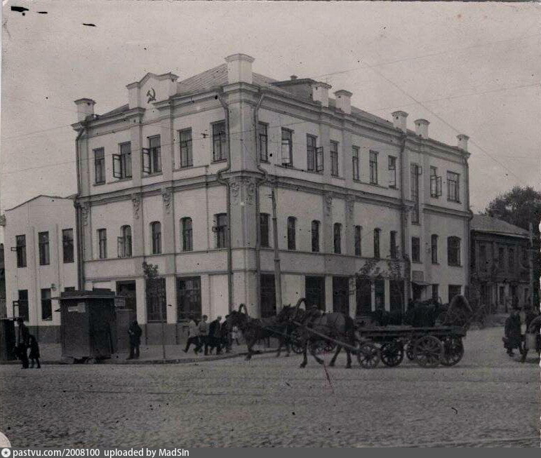 Это здание напротив выхода из метро, на уголу Верхней Красносельской и Краснопрудной улиц в 1925-1929 годах. Сейчас тут всякие магазины находятся. С сайта www.pastvu.com.