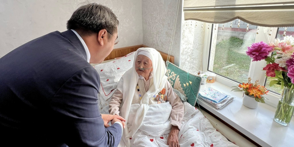В Оше мэр поздравил 98-летнюю труженицу тыла с 81-й годовщиной Победы