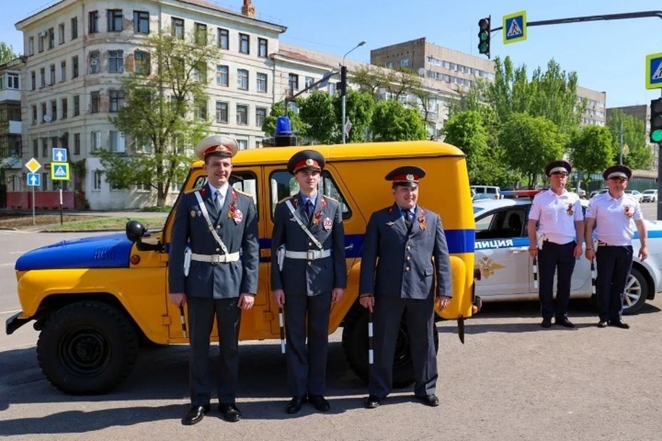    Экипаж ретро-ГАИ работал в центре Луганска. ФОТО: МВД по ЛНР