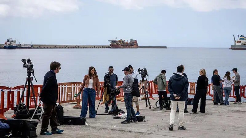 Журналисты ожидают прибытия лайнера на Тенерифе