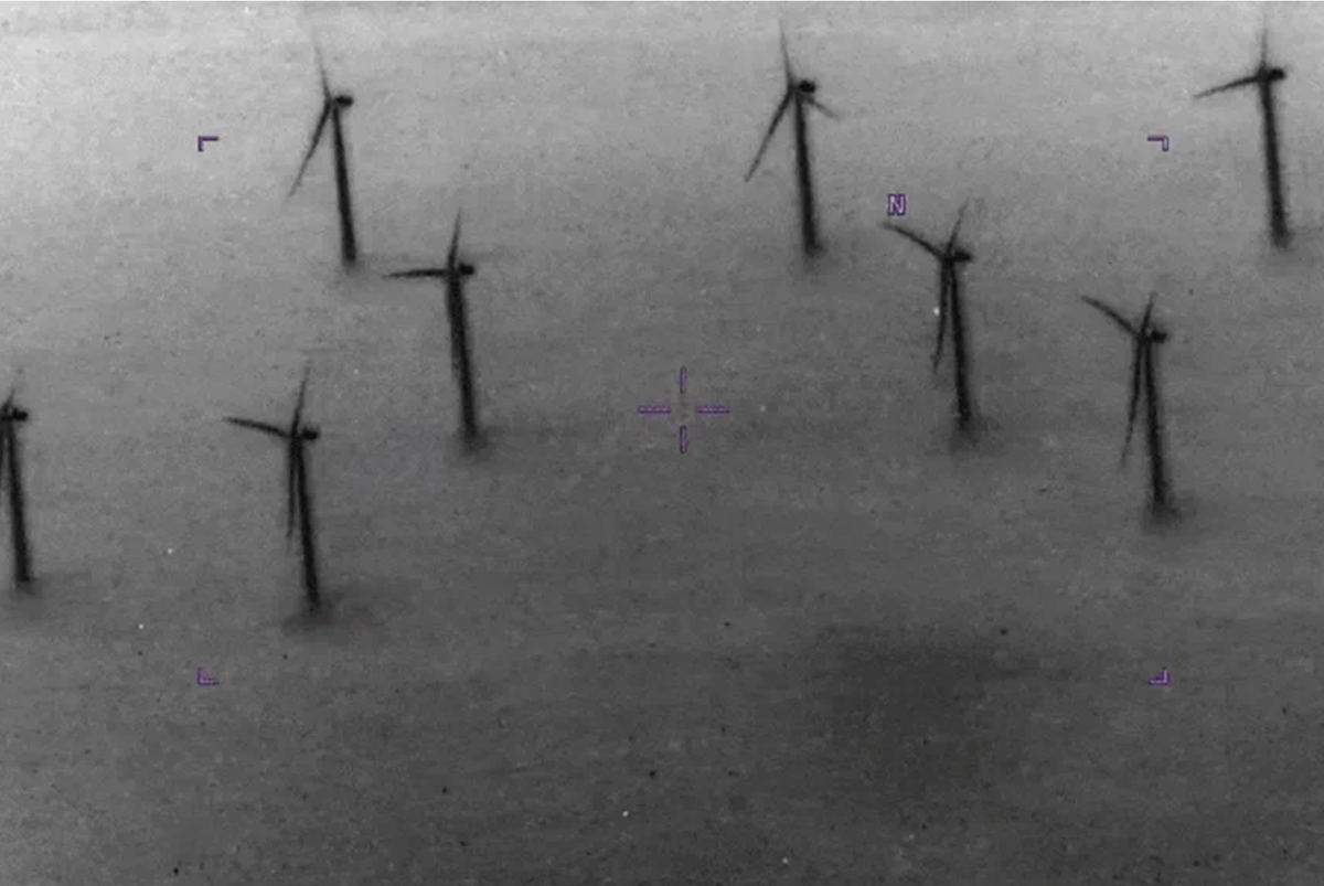 Тихоокеанское командование США передало видео, снятое инфракрасным датчиком в 2024 году. Светящийся шар пролетал сквозь ветрогенераторы на большой скорости. Источник: US Department of Defense.