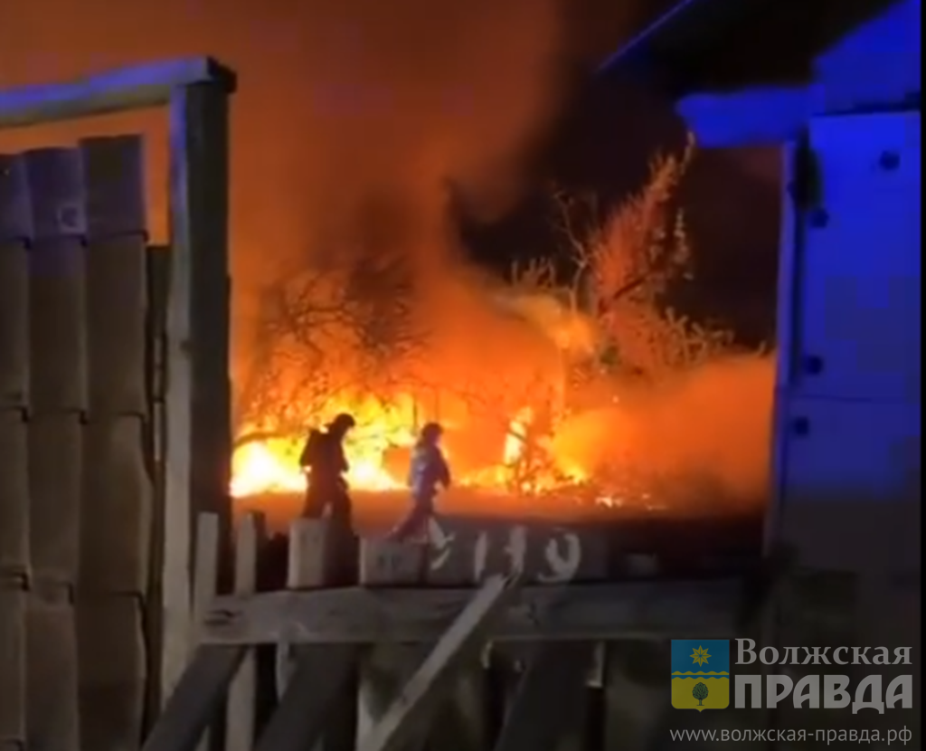 Скриншот с видео ТГК "Волгоград №1"📷    Пылали мусорка и дом: садоводы СНТ «Заканалье» отметили 9 мая двумя пожарами

