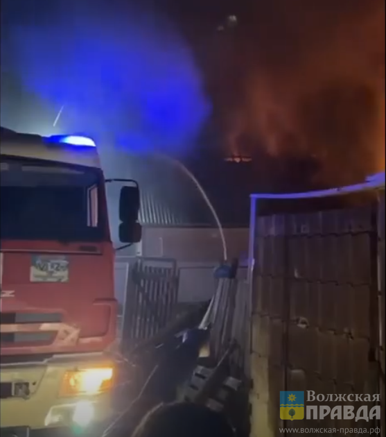 Скриншот с видео ТГК "Волгоград №1"📷    Пылали мусорка и дом: садоводы СНТ «Заканалье» отметили 9 мая двумя пожарами
