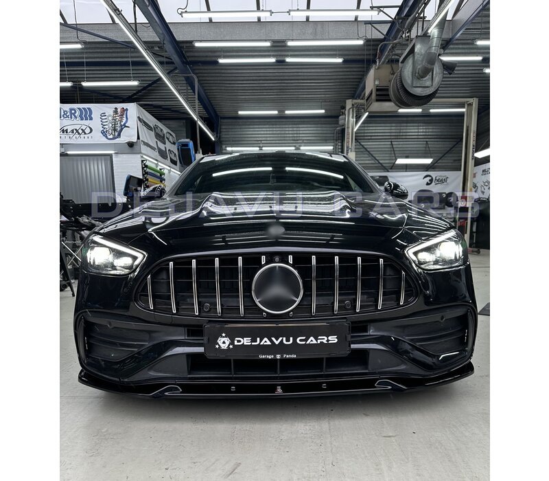 Mercedes-Benz C-Class нового поколения получил дизайн и технологии, вдохновлённые флагманским S-Class.
Именно поэтому многие называют его «маленьким S-Class» — за премиальную атмосферу, роскошный интерьер и высокий уровень комфорта.