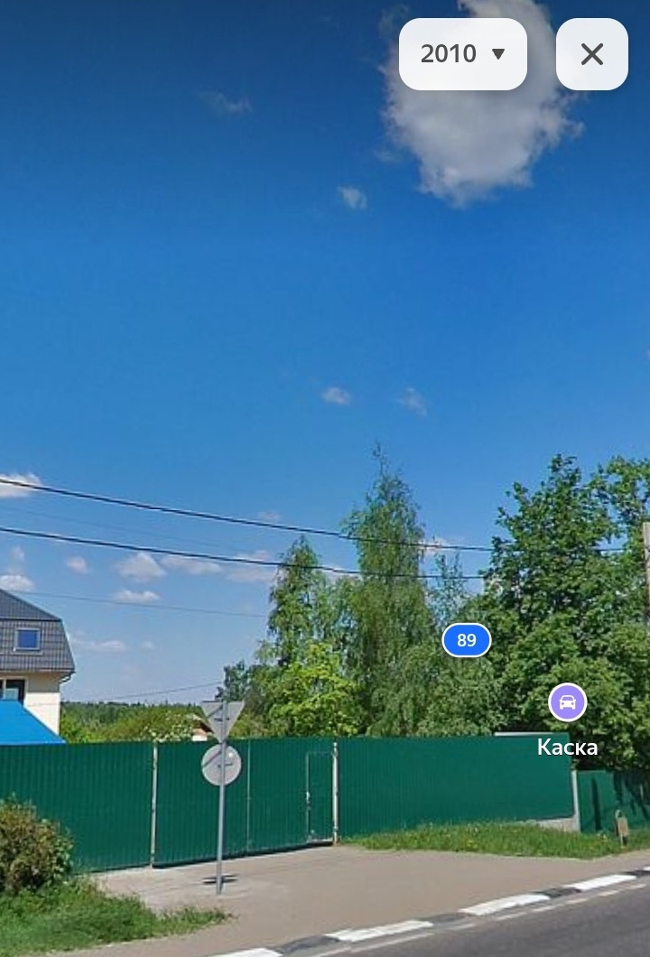 Чернёвская улица в Красногорске. Кто-то решил к своему участку поставить знак ,,Уступи дорогу!". Отсюда: ,,Яндекс.Карты (Яндекс.Панорамы)" .