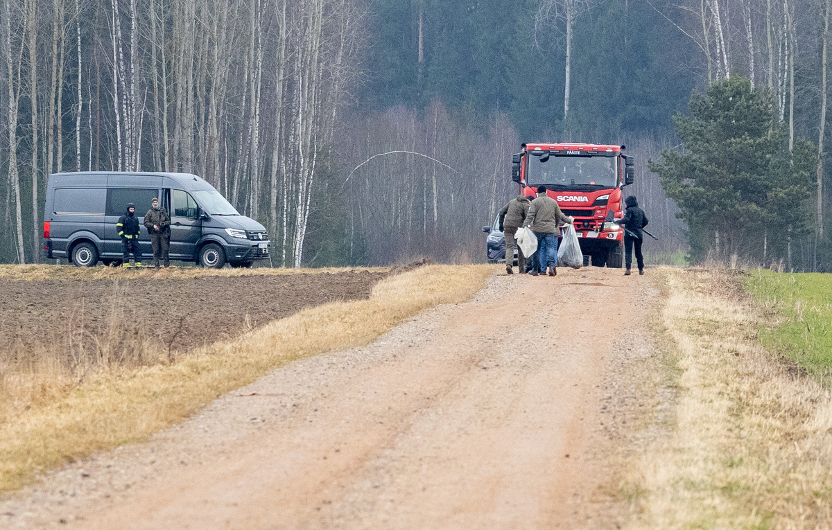    Поиск частей упавшего украинского беспилотника, Хаммаста, Эстония  Kristjan Teedema/Tartu Postimees/Scanpix Baltics via Reuters Connect