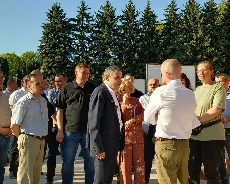     Хинштейн проверил ход реконструкции мемориала «Памяти павших» в Курске