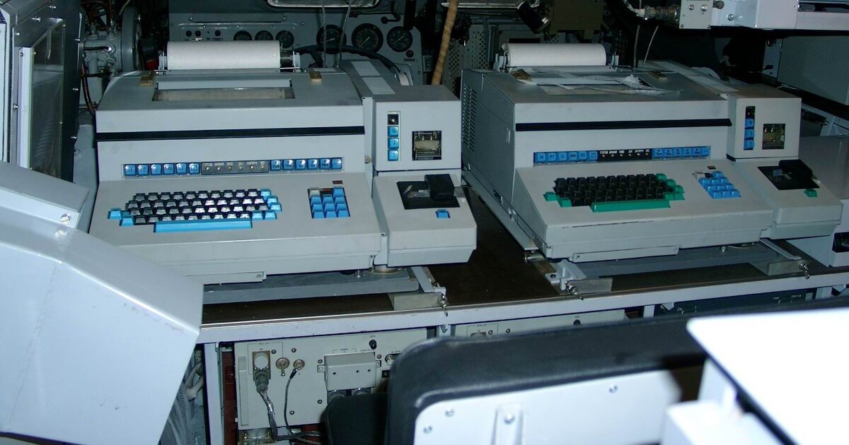 Рулонные телеграфные аппараты в Командно-Штабной машине