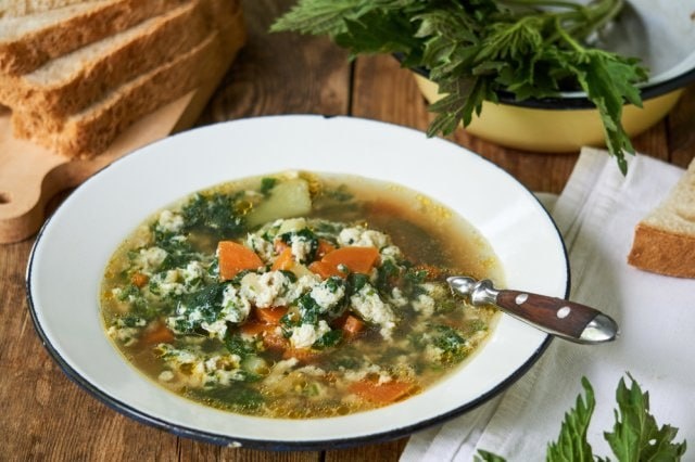 Горячие щи с крапивой и яйцом