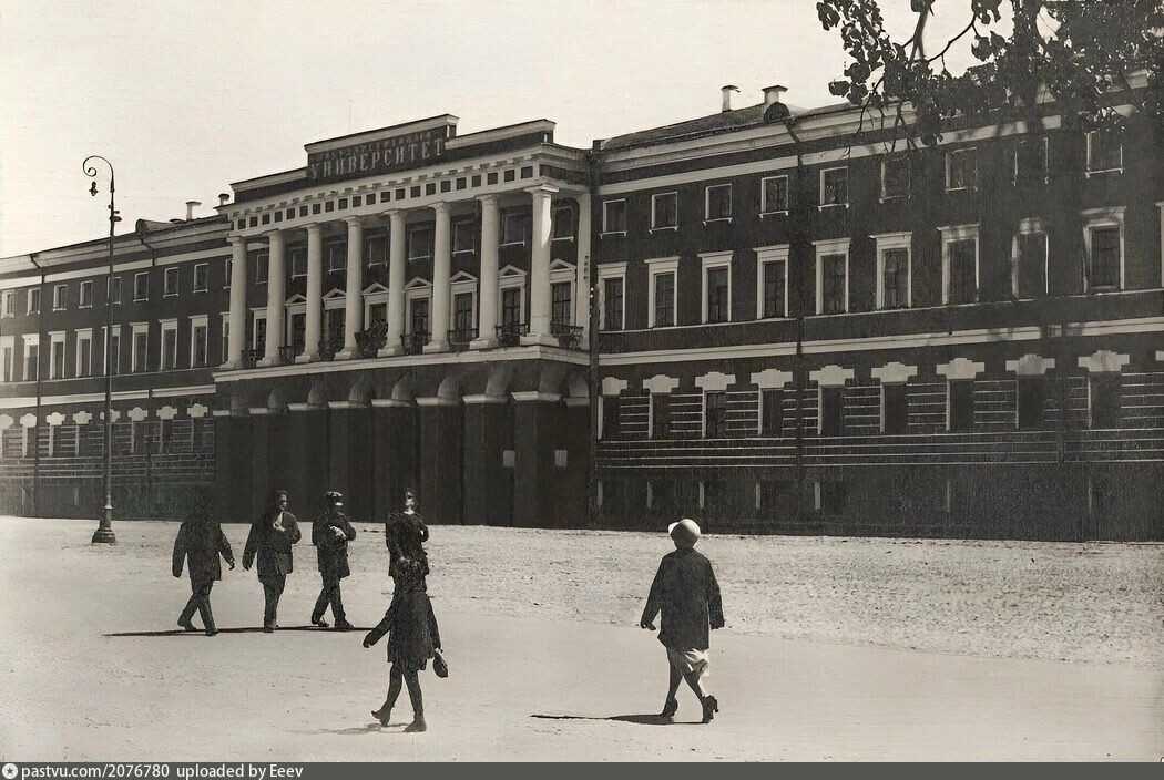    Университет на Советской площади в 1926 году   Антон Марцев / pastvu.com