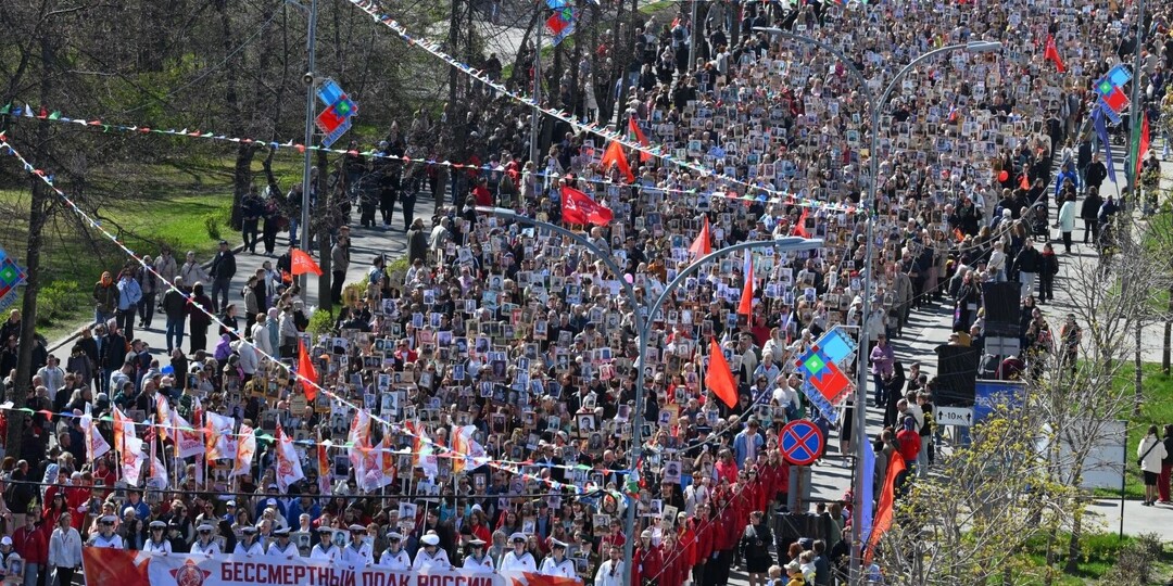 Тысячи жителей Петрозаводска вышли на «Бессмертный полк» в День Победы