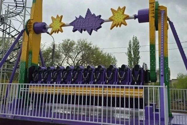 В новом парке на юге Волгограда установили три семейных аттракциона