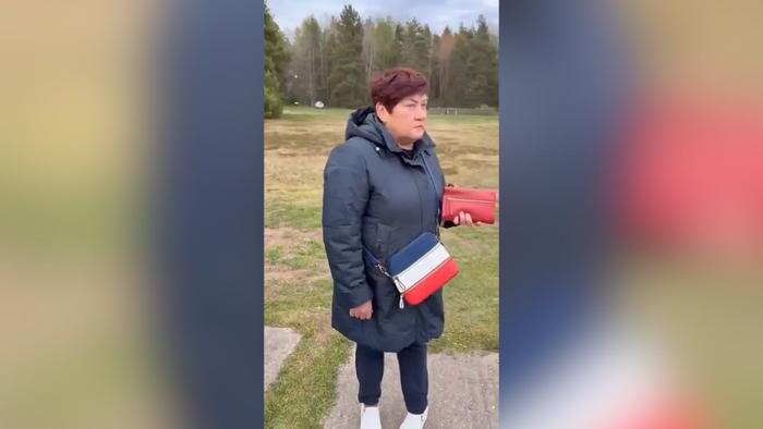Полиция Латвии задержала женщину, увидев цвета флага РФ на её сумке. Обложка © Х / Nikolai Gotchev