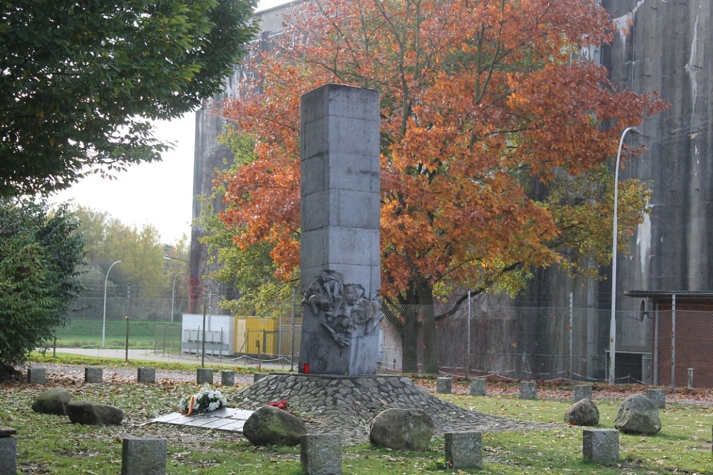 Памятник погибшим на строительстве бункера.