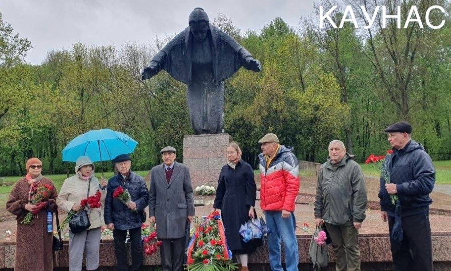 В Литве 9 мая возложили венки к памятникам советским воинам