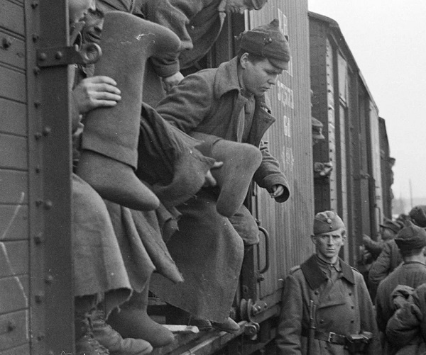 Возвращение краснорамейцев из финского плена. Снимок был сделан финнами, в советской медиа-ротации до моды на GLASNOST никогда не был. И в эпоху "открытого инфо-поля" был использован весьма лукаво.
