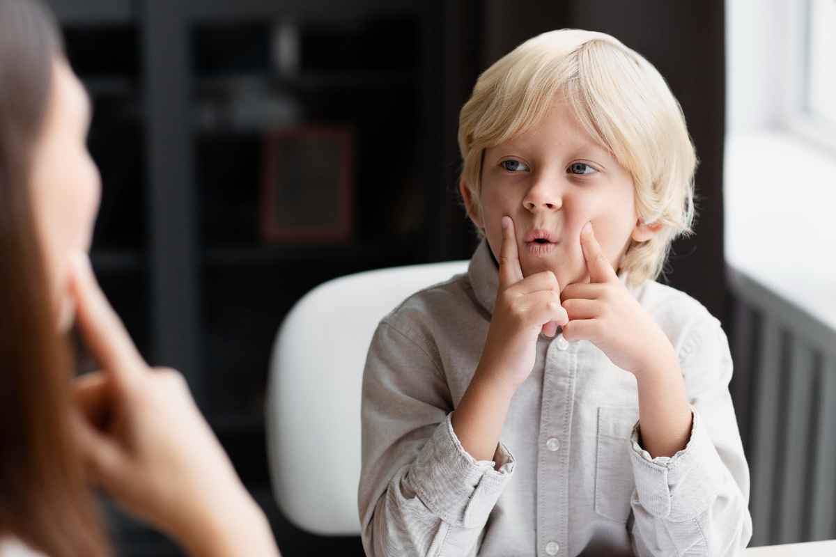 <a href="https://www.magnific.com/ru/free-photo/young-woman-doing-speech-therapy-with-little-boy_18683350.htm#fromView=search&page=1&position=8&uuid=08bc7dde-5fd8-4375-8fe5-60e24cb41d79&query=%D0%BB%D0%BE%D0%B3%D0%BE%D0%BF%D0%B5%D0%B4">Изображение от freepik</a>