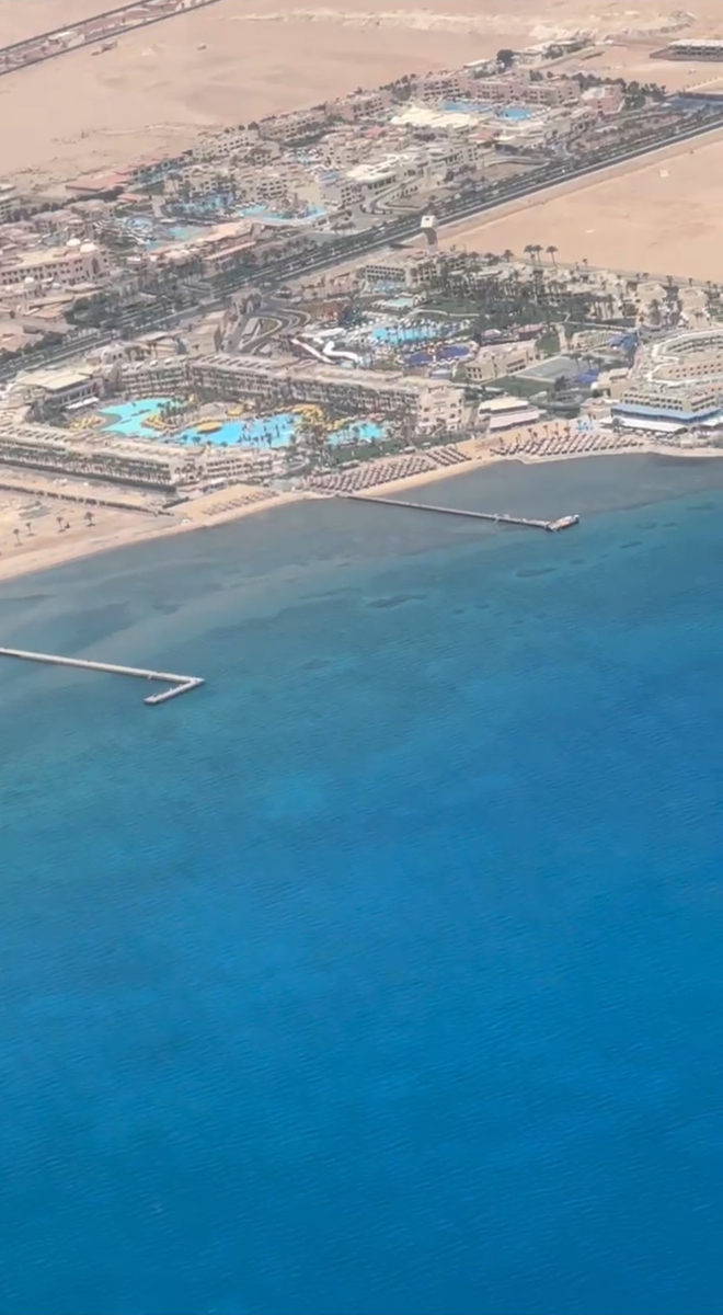 Хургада - популярный курорт на берегу Красного моря в Египте. Купальный сезон длится круглый год, температура воды не опускается ниже 20 °C. В Хургаде есть отели, рестораны, торговые улицы, набережные и другие объекты, рассчитанные на туристов с разными запросами /личный архив автора/